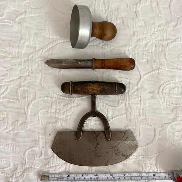 Vintage Herb Chopper Apple Corer & Biscuit Cutter Utensils Wood Handles - Picture 9 of 11